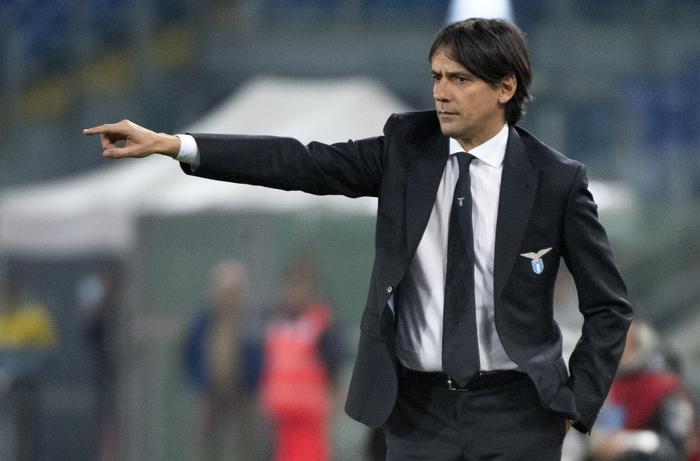 L'allenatore dell'Inter, Inzaghi indica ai suoi la via della vittoria.