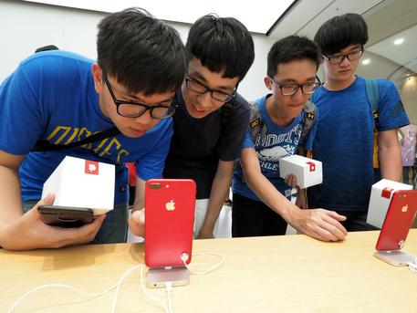 Giovani cinesi in un negozio della compagnia americana Apple a Taiwan.