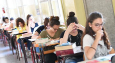Gli studenti impegnati nella prova di Italiano per gli esami di maturità presso l'istituto Gioberti di Torino.