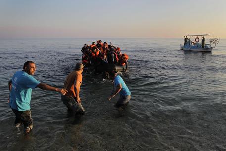 Nella foto d'archivio migranti salvati sulle coste dell'isola di Lesbos (Lesvos) in Grecia.