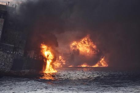 La petroliera cinese in fiamme.