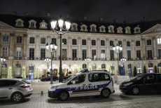 Autopattuglie della polizia francese all'entrata dell'Hotel Ritz.