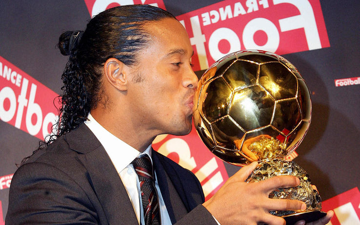 Ronaldinho baciando il Pallone d'oro
