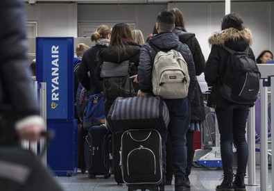 Ryanair: Passeggeri in fila con i trolley e zaini prima dell'imbarco