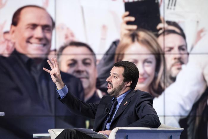 Matteo Salvini, alle sue spalle Berlusconi e Meloni.