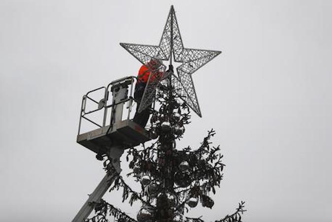Un operaio al lavoro durante lo smontaggio del puntale a forma di stella dell'albero di Natale a piazza Venezia detto "Spelacchio", Roma, 9 gennaio 2018. ANSA/RICCARDO ANTIMIANI