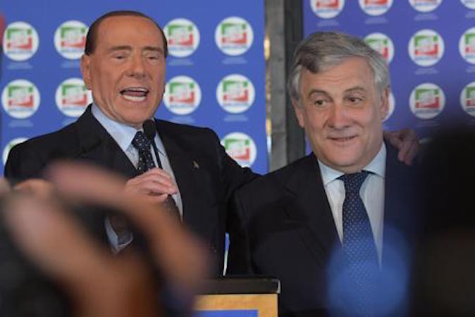 Silvio Berlusconi con Antonio Tafani , alle spalle i simboli del partito Forza Italia.