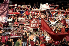 Gli spalti dello stadio gremito dai tifosi del Toro.