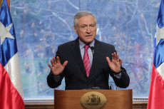 El ministro chileno explicó que la oposición sugirió que las elecciones presidenciales se realizaran en el mes de junio. Sin embargo al final el Ejecutivo Nacional decidió pautarlas para abril, provocando la suspensión de las negociaciones