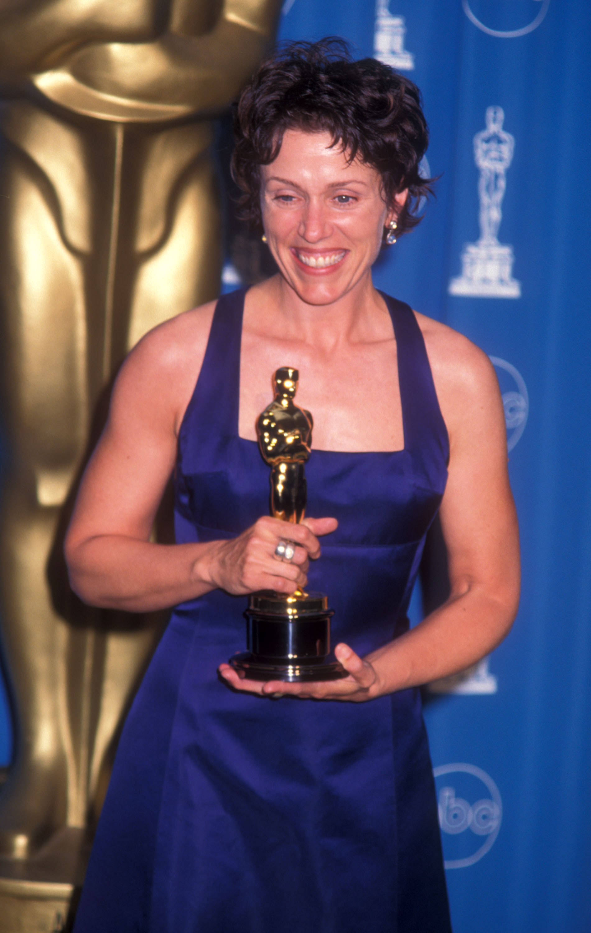McDormand posee la triple corona (Óscar, Tony y Emmy) por actuaciones en cine, teatro y televisión.  