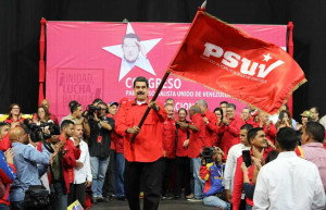 Cabello, vicepresidente del PSUV, hizo entrega del estandarte en apoyo a la candidatura presidencial de Maduro: “para que recorras todas las calles del país”.