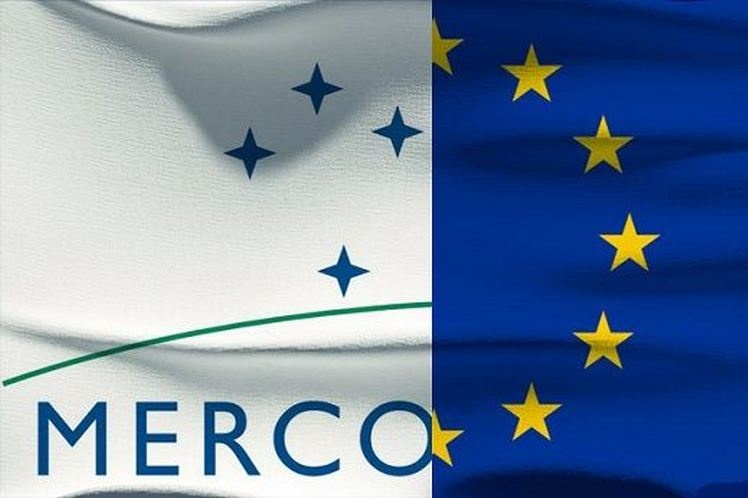 Le bandiere dell'Unione Europea e Mercosur