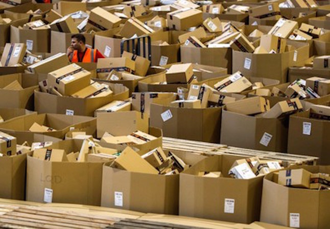 Un deposito di Amazon pieno di pacchi.