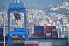 Una veduta del terminal Calata Sanità nel porto di Genova e la movimentazione dei container.