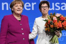 La cancelliera Angela Merkel (S) e Annegret Kramp-Karrenbauer (D)