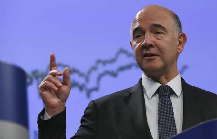 Pierre Moscovici con il dito alzato sembra ammonire il nuovo governo italiano.