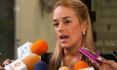 Ayer en horas de la noche, denunció la esposa de López, la activista Lilian Tintori, los funcionarios entraron en la residencia el líder opositor, quien purga una condena bajo arresto domiciliario.