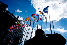 La sede dell'Unione europea e le bandiere delle nazioni al vento. Ue