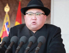 Kim Jong-un durante il discorso alla parata militare. EPA/KCNA EDITORIAL USE ONLY