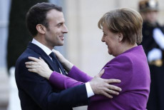 Abbraccio tra Angela Merkel e Emmanuel Macron.