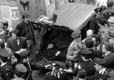 La macchina con il cadavere di Aldo Moro a via Caetani. Ergastolo