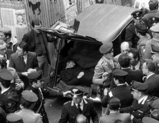 In una foto di archivio il ritrovamento del corpo di Aldo Moro in una renault a via Caetani a Roma. Era il 9 maggio 1978. FAVA /ANSA