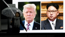 A sinistra la foto di Trum, a destra la foto di Kim