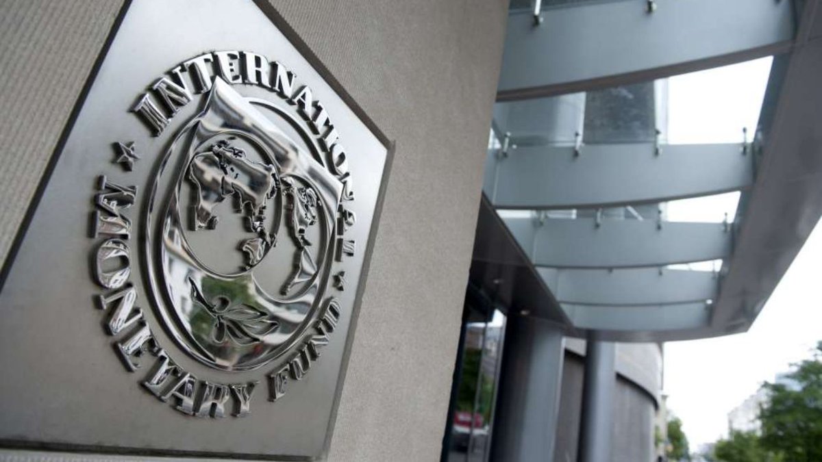 Entrata e logo del Fondo Monetario Internazionale