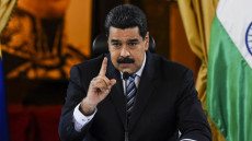 El presidente Nicolás Maduro asegura que está dando un combate por la dignidad pero que no ha tomado una decisión sobre su participación en la Cumbre