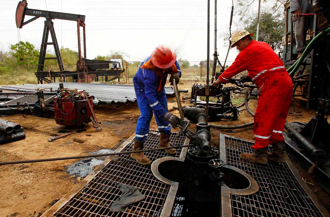 La disastrosa situazione della produzione petrolifera venezuelana ha contribuito all’aumento del prezzo del grezzo, stando all’opinione dell’esperto José Toro Hardy.