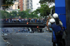 La oposición mantiene la versión de que pistoleros oficialistas arremetieron desde Puente Llaguno contra la marcha opositora del 11 de abril de 2002