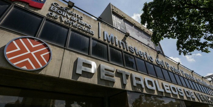 PDVSA está buscando la manera de saldar deudas echando mano del Petro. Y el Banco Central de Venezuela sigue aumentando rápidamente la liquidez monetaria