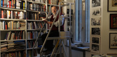 In una foto d'archivio Umberto Eco tra i suoi libri.