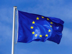 La bandera azul con estrellas de la Unión Europea