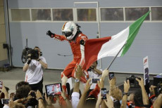 Sebastian Vettel dopo la vittoria al Bahrain International Circuit in Sakhir, Bahrain.