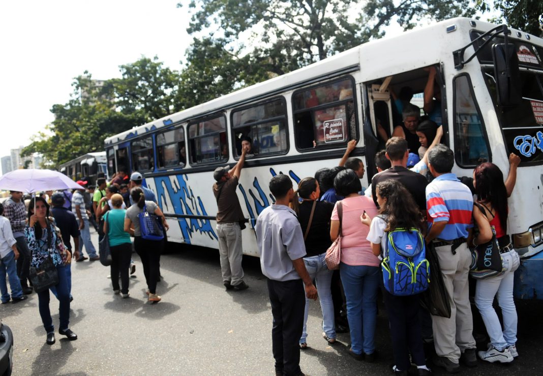 A las pocas horas del anuncio de un nuevo aumento salarial hecho por el presidente Maduro, los transportistas aumentaron la tarifa mínima de pasaje a 5 mil bolívares.