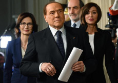 Il presidente di Forza Italia, Silvio Berlusconi, con i capigruppo Anna Maria Bernini (D) e Mariastella Gelmini (S), al termine dell'incontro con il presidente della Repubblica, Sergio Mattarella, al Quirinale.