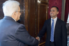 Il presidente Sergio Mattarella riceve e stringe la mano a Luigi Di Maio, capo delegazione del M5s.