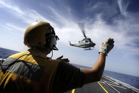 Un'immagine del decollo di un elicottero AB212 dalla nave "Comandante Bettiga" della Marina Militare nel Canale di Sicilia.