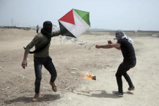 Palestinesi lanciano bombe molotov con gli aquiloni.