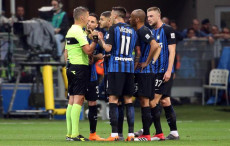 L'arbitro Daniele Orsato circondato dai giocatori dell'Inter.