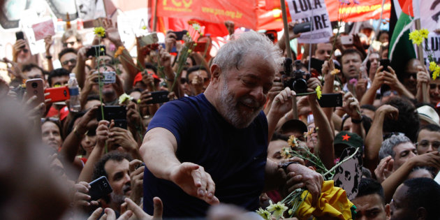 Le proteste dei sostenitori di Lula durante il suo arresto