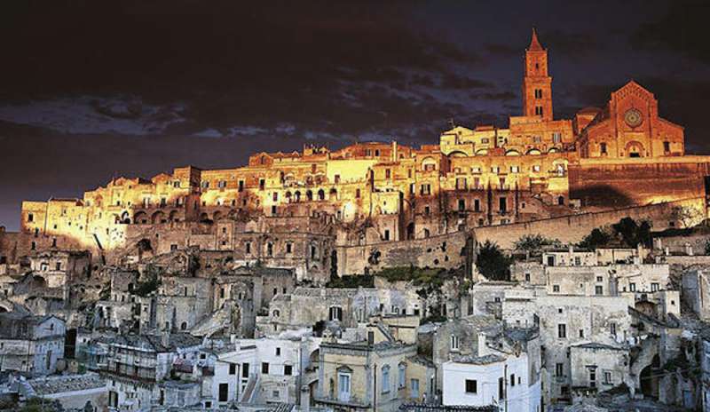 Una veduta panoramica della città di Matera di notte.