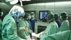 Equipe di medici in sala operatoria. Parkinson