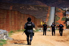 Polizia federale messicana pattugliano la zona di confine con gli Usa. Migranti
