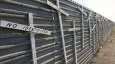 Il muro al confine messicano con le croci dei morti. Shutdown