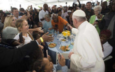 Papa Francesco benedice la mensa di un gruppo di senzatetto a Roma.