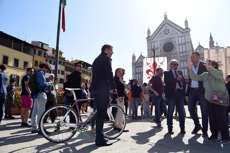 Matteo Renzi in piazza Santa Croce con la bici a mano incontra alcuni iscritti al Pd.