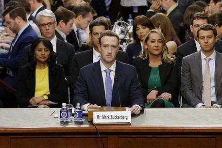 Zuckerberg seduto al banco degli imputati al Congresso Usa.
