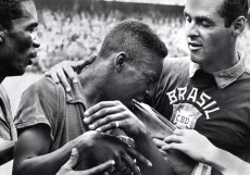 Mondiali di calcio 1958: a sinistra Didì, al centro Pelé in lacrime, a destra Gylmar